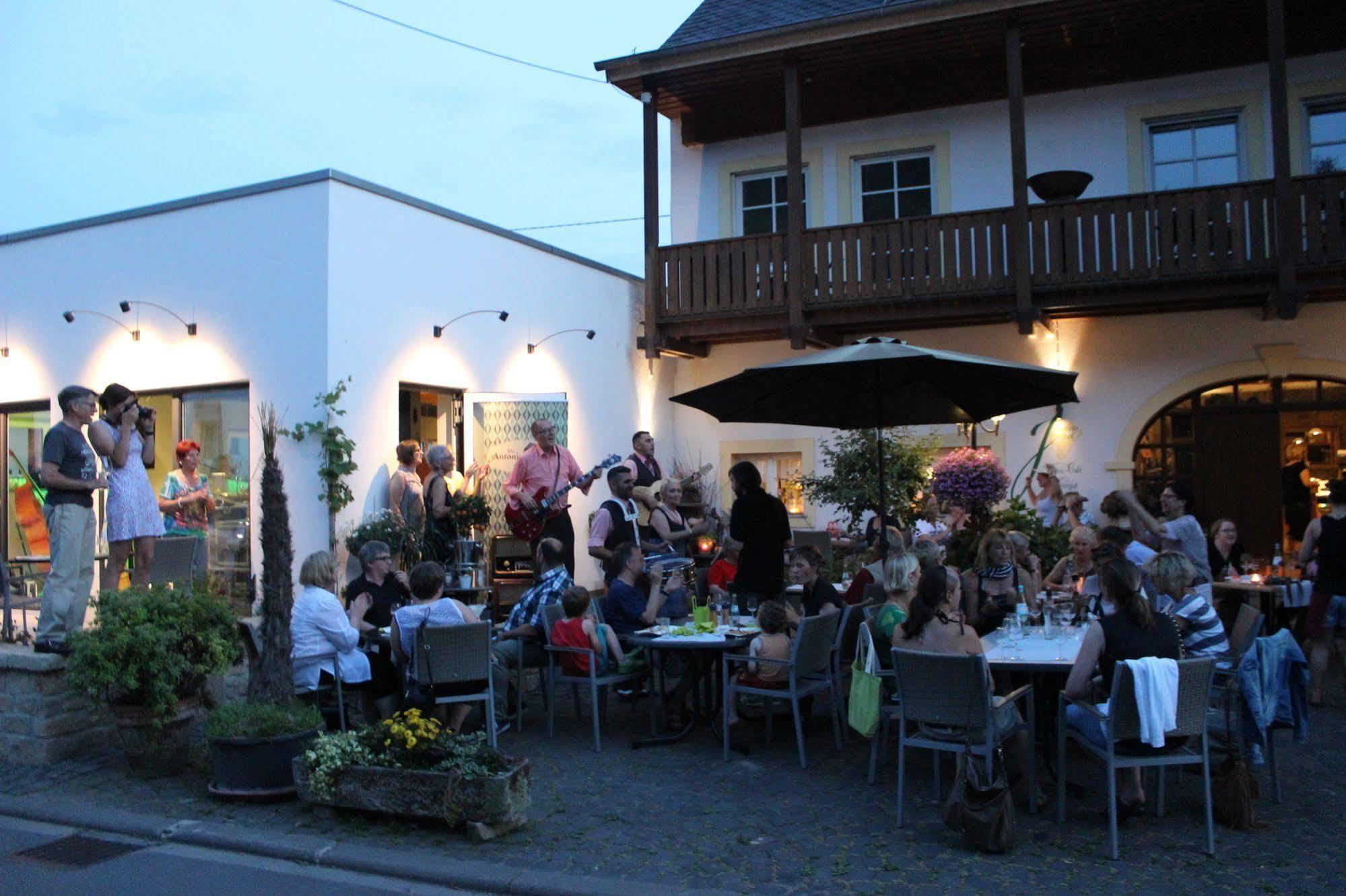 Johannishof Wein-Cafe & Gaestehaus Langsur Exterior photo