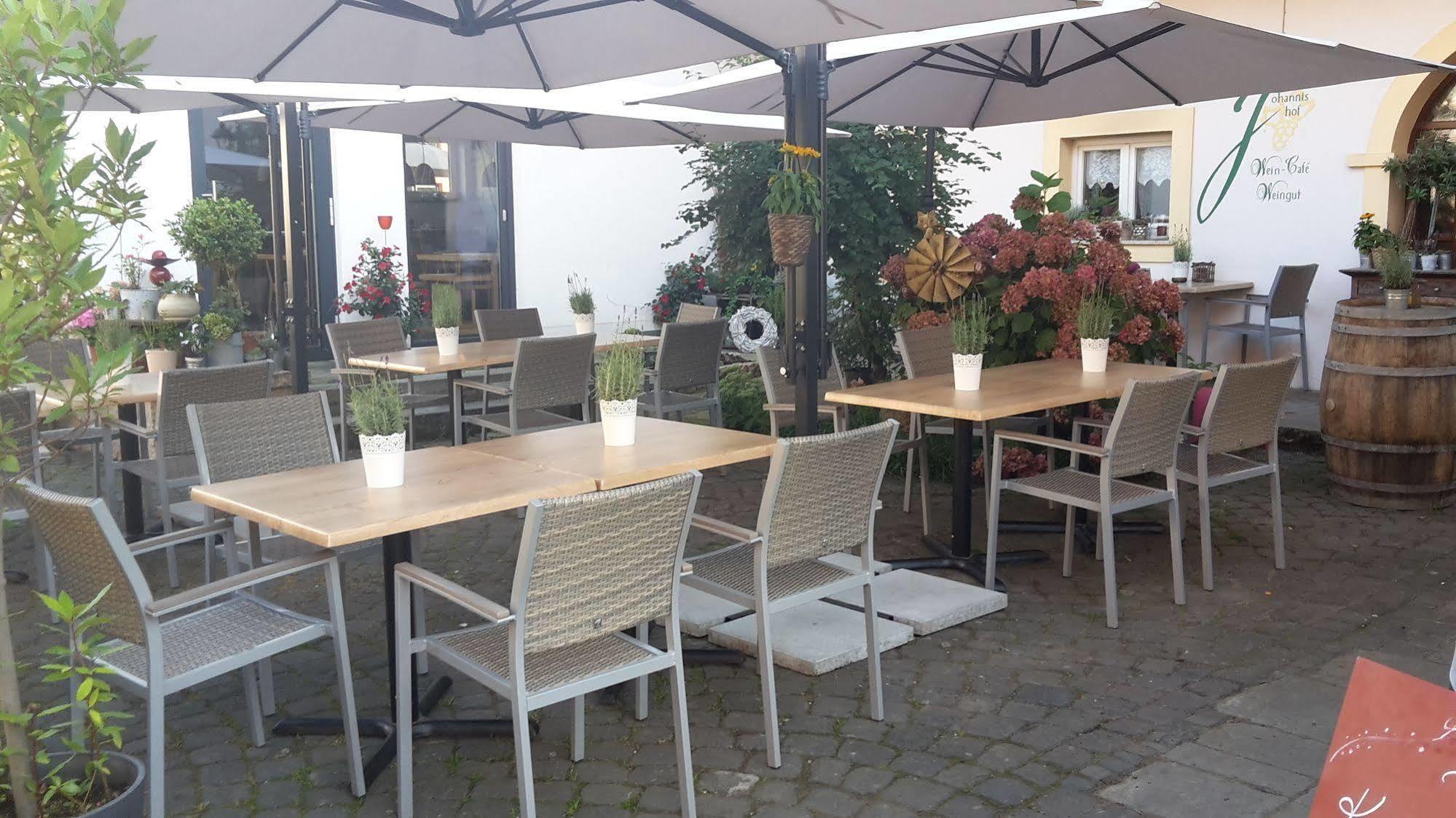 Johannishof Wein-Cafe & Gaestehaus Langsur Exterior photo