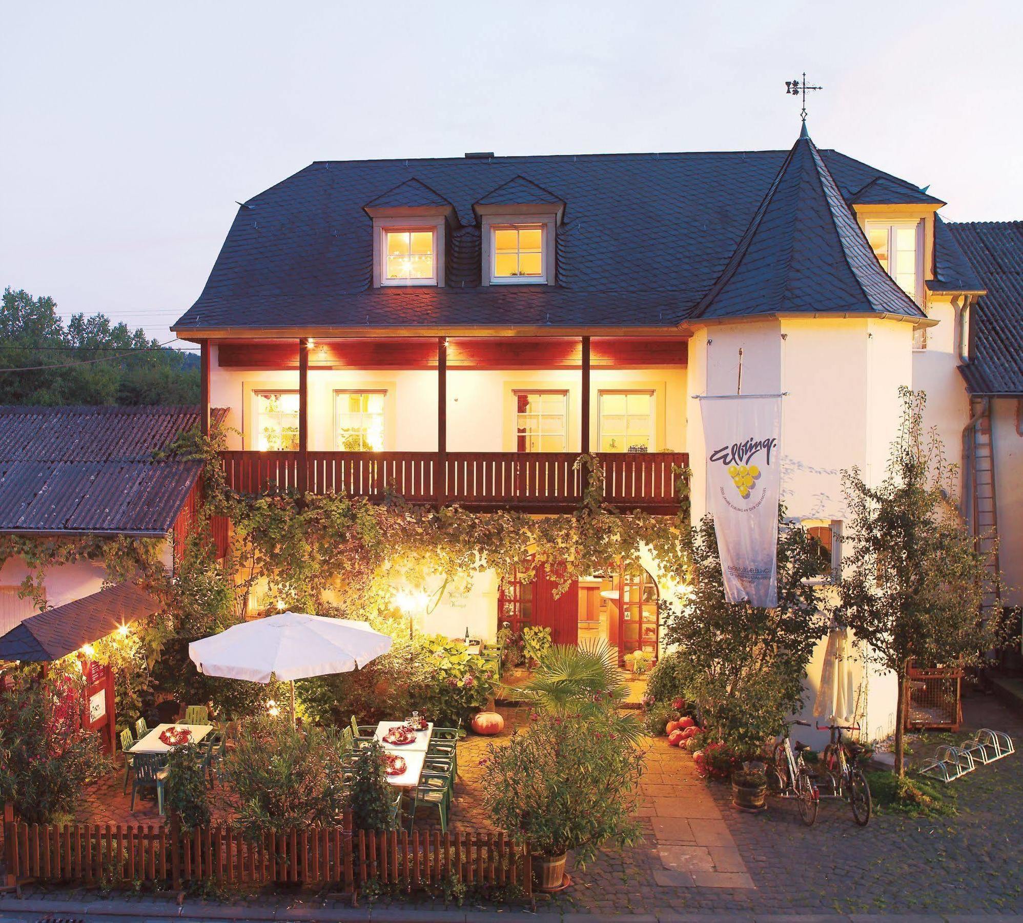 Johannishof Wein-Cafe & Gaestehaus Langsur Exterior photo